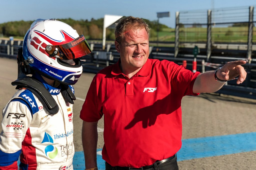 ”Fremtiden er den vej – grib chancen min søn.”
(Foto: Jakobsen Motorsport)